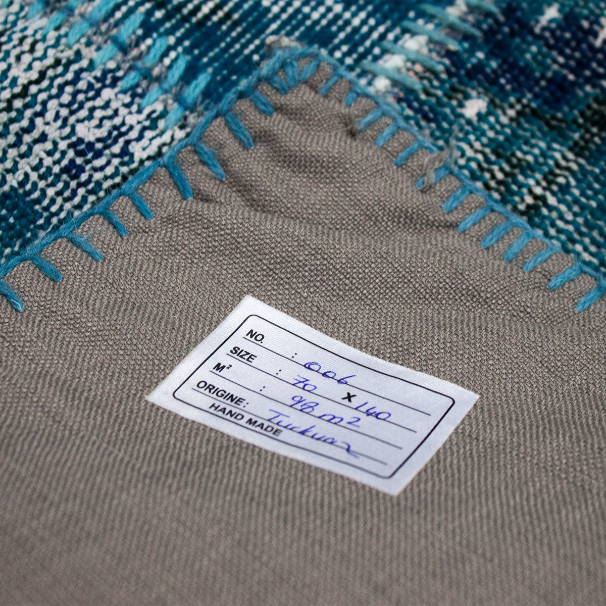 Hochwertiger VINTAGE Patchwork Teppich, Original Handgeknüpft Wollteppich in Turkis Blau; 70 x 140 cm - P0006A-zoom-4