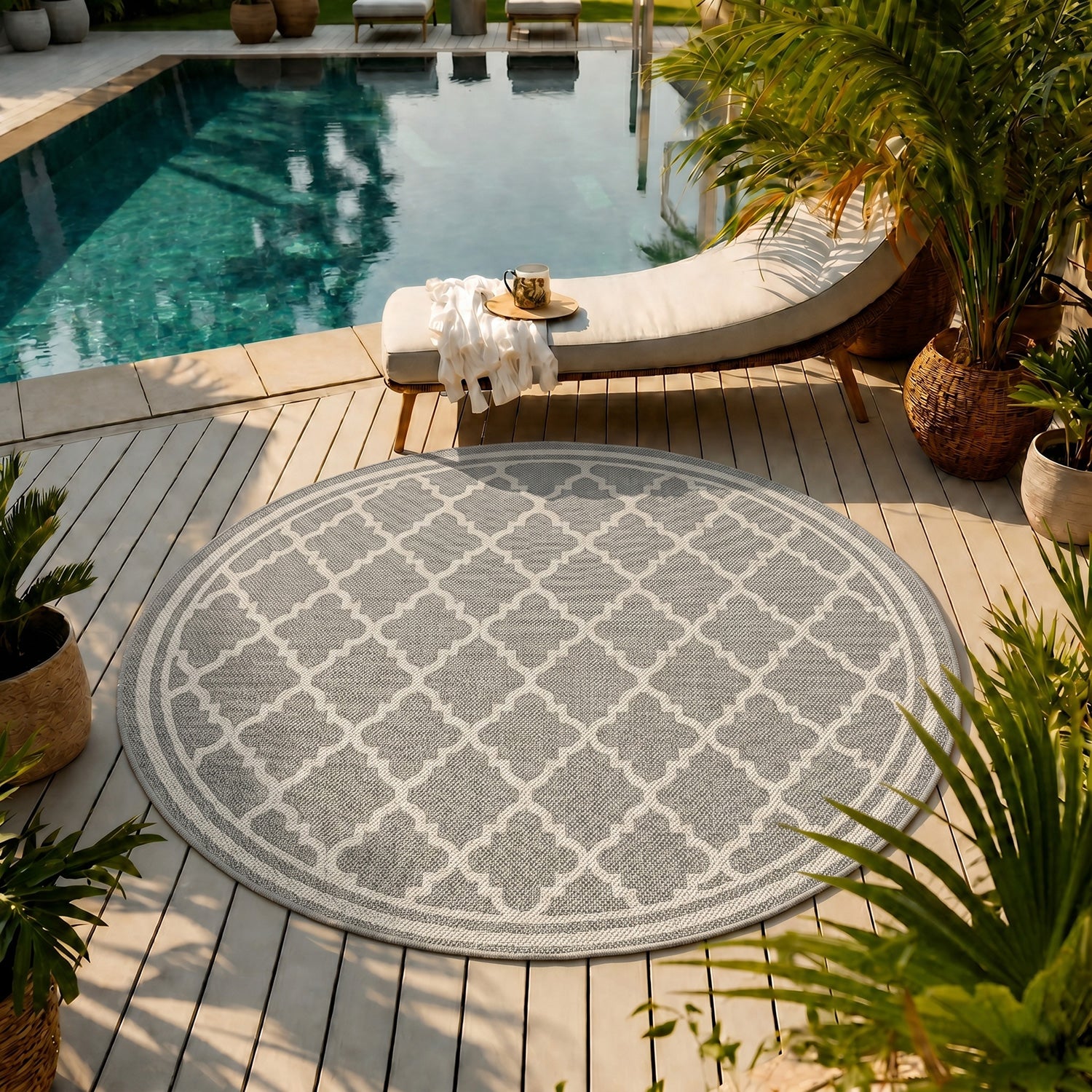 Indoor and outdoor flatweave carpet for patios, balconies, and conservatories; durable, with a Moroccan-inspired design-zoom-3